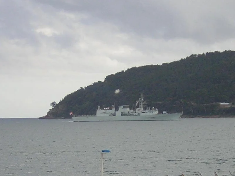 La frégate canadienne Ville de Québec arrive à Toulon