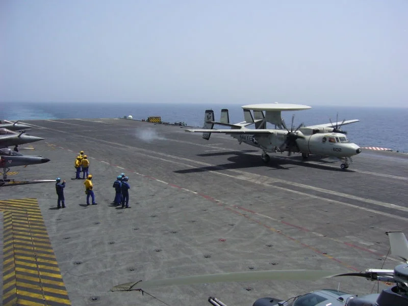 Un Hawkeye E2C effectue un touch and go sur le Charles de Gaulle