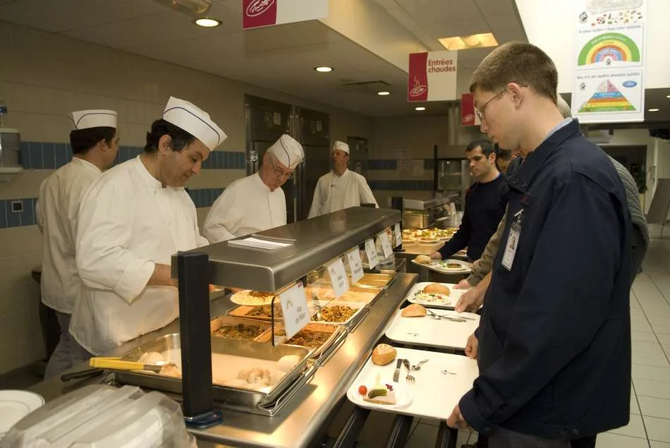 Distribution des repas au restaurant de l'Anse du Grand Duc