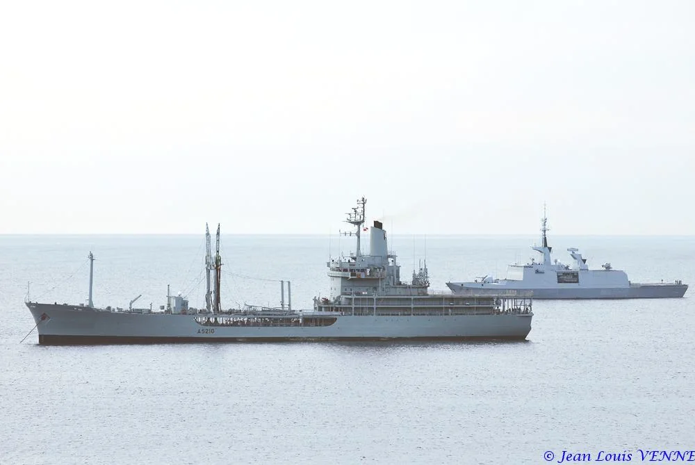 Le pétrolier portugais et la frégate La Fayette au mouillage devant Toulon