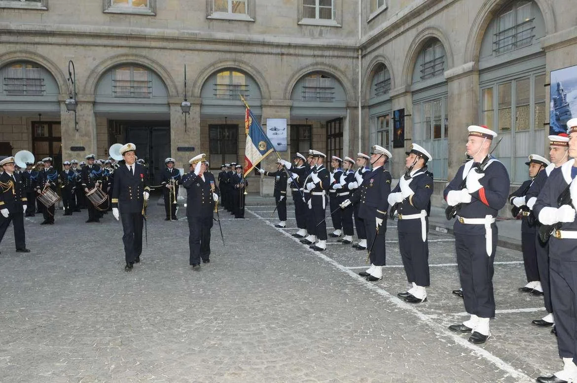 Revue des troupes lors de la remise de décorations par le Chef d'état-major de la Marine