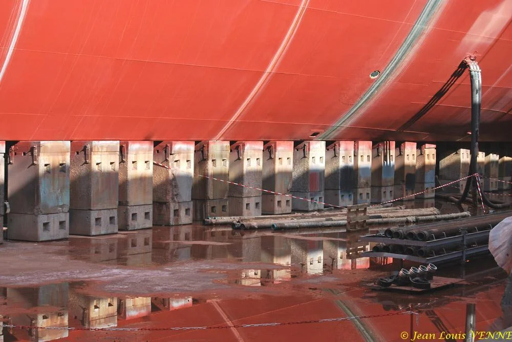 Le Charles de Gaulle ré-embarque ses lignes de mouillage