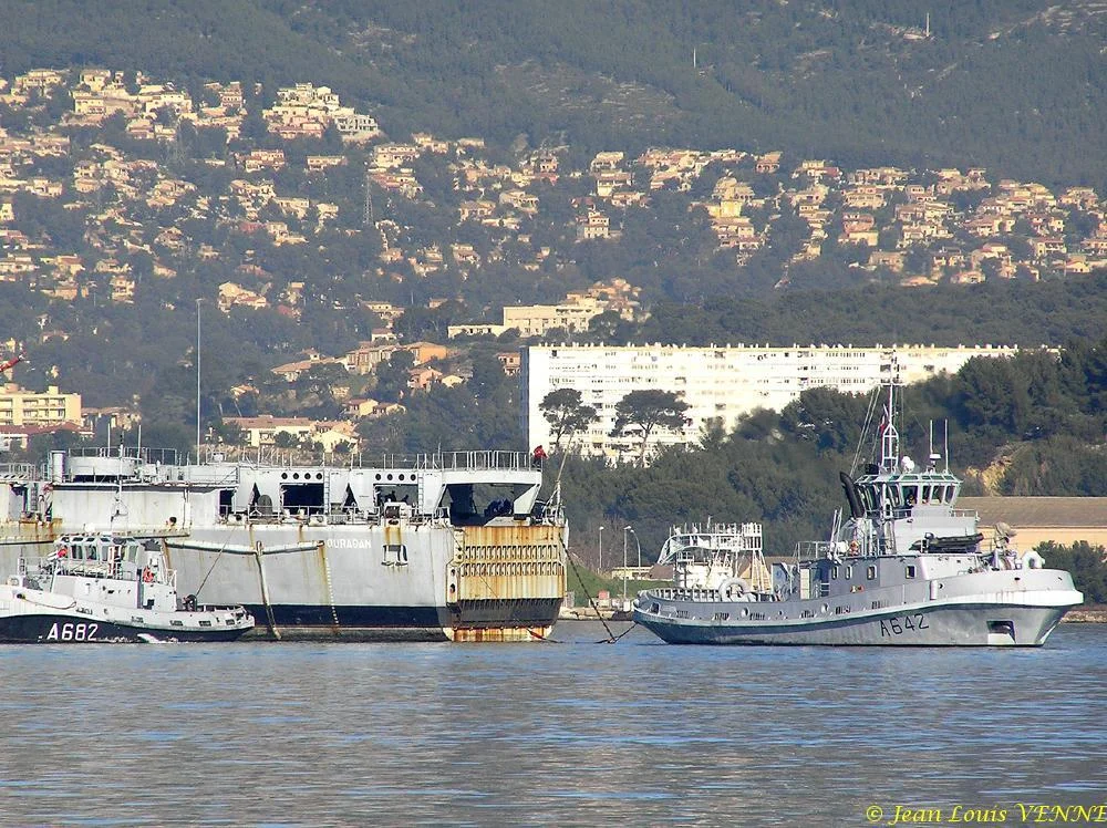L’ex-Ouragan transféré dans le port de Bregaillon