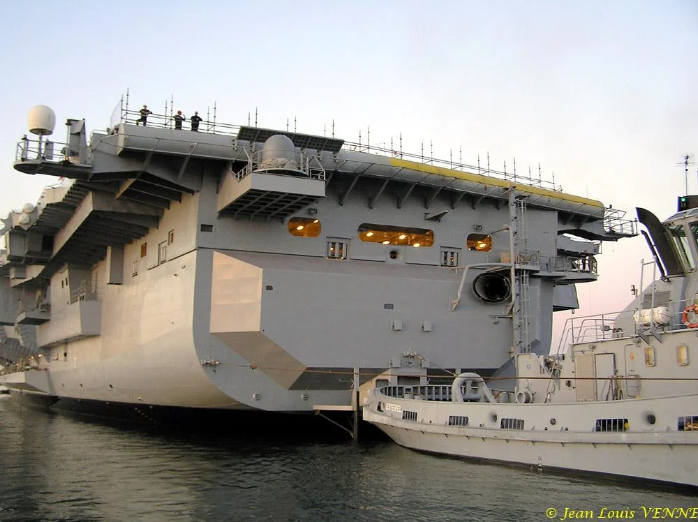 Le Charles de Gaulle sort du bassin