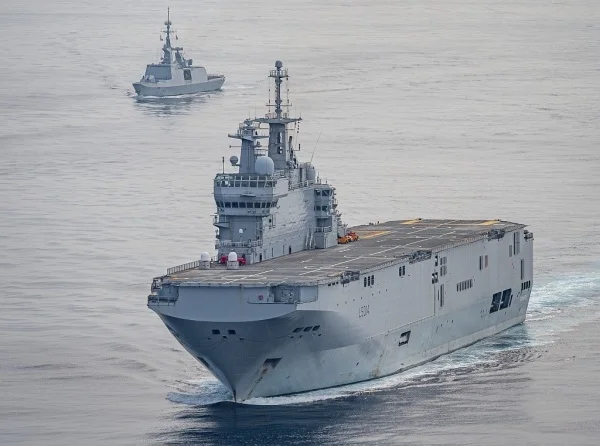 Le porte-hélicoptères Tonnerre et la frégate Surcouf
