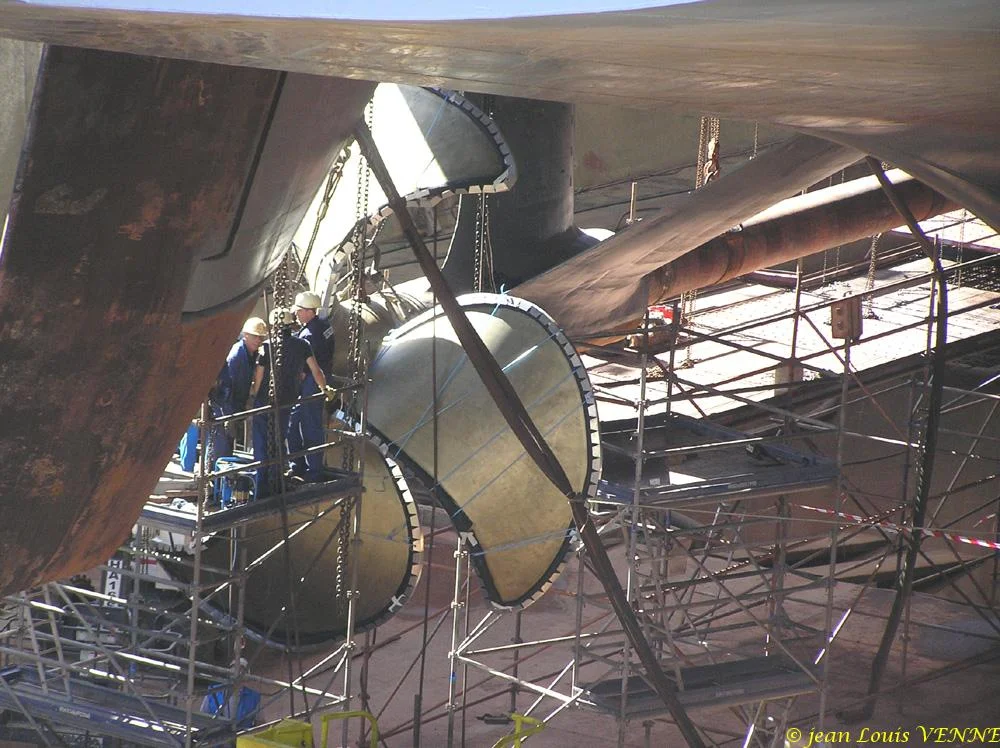 La première hélice du porte-avions