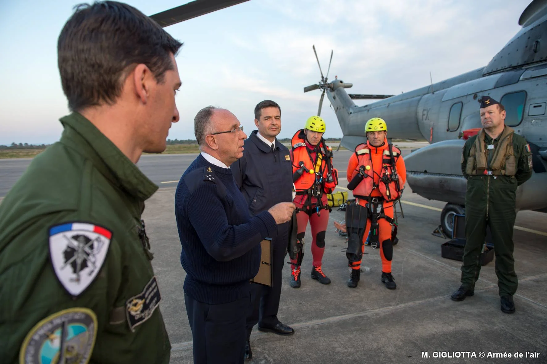 Le préfet maritime de la Méditerranée sur la base de défense de Ventiseri-Solenzara