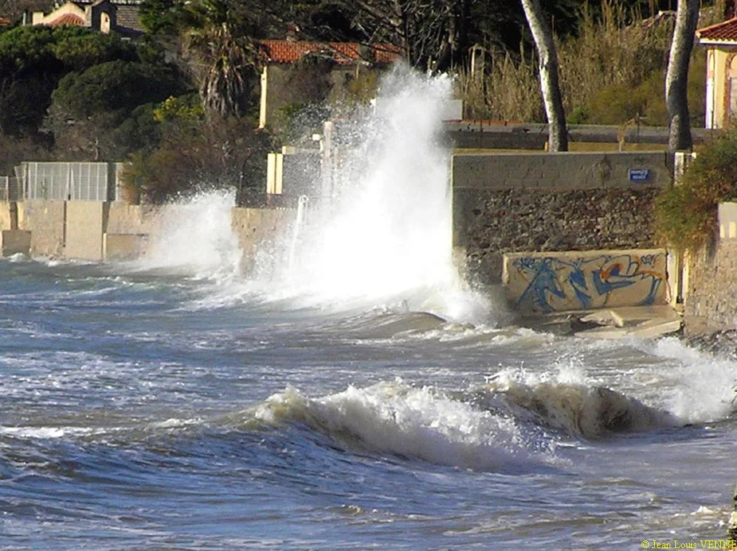 Les vagues se brisent sur le mur de protection