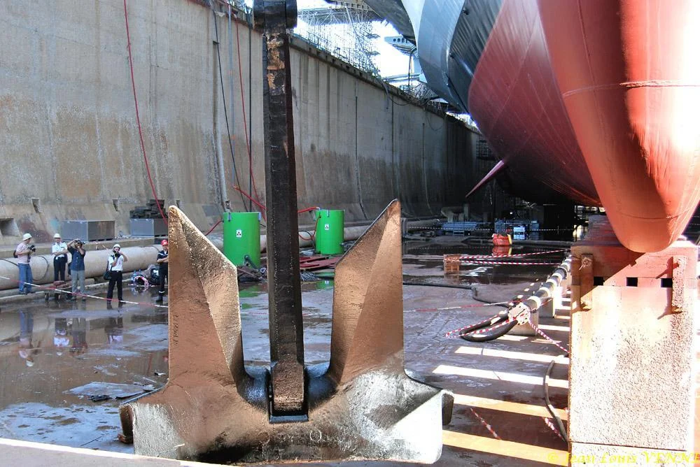 Le Charles de Gaulle ré-embarque ses lignes de mouillage