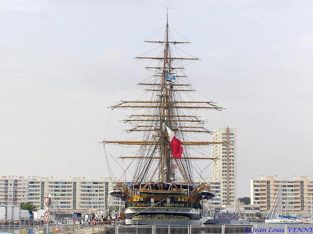 L’Amerigo Vespucci dans le port de Toulon
