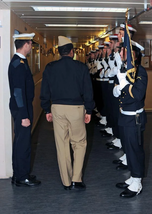 Le vice-amiral Williams passe la garde d'honneur en revue