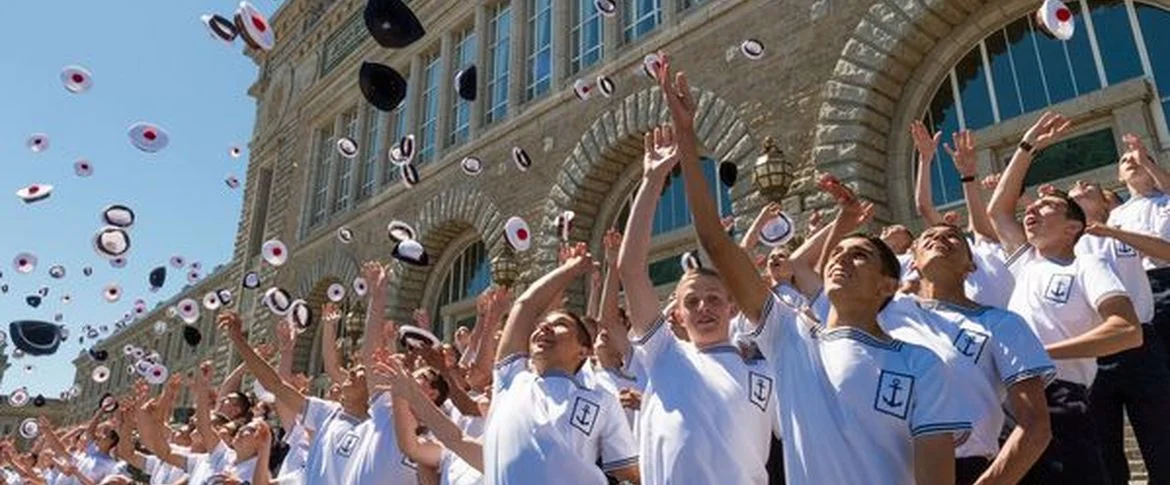 Les mousses devenus matelots lancent leur bachi