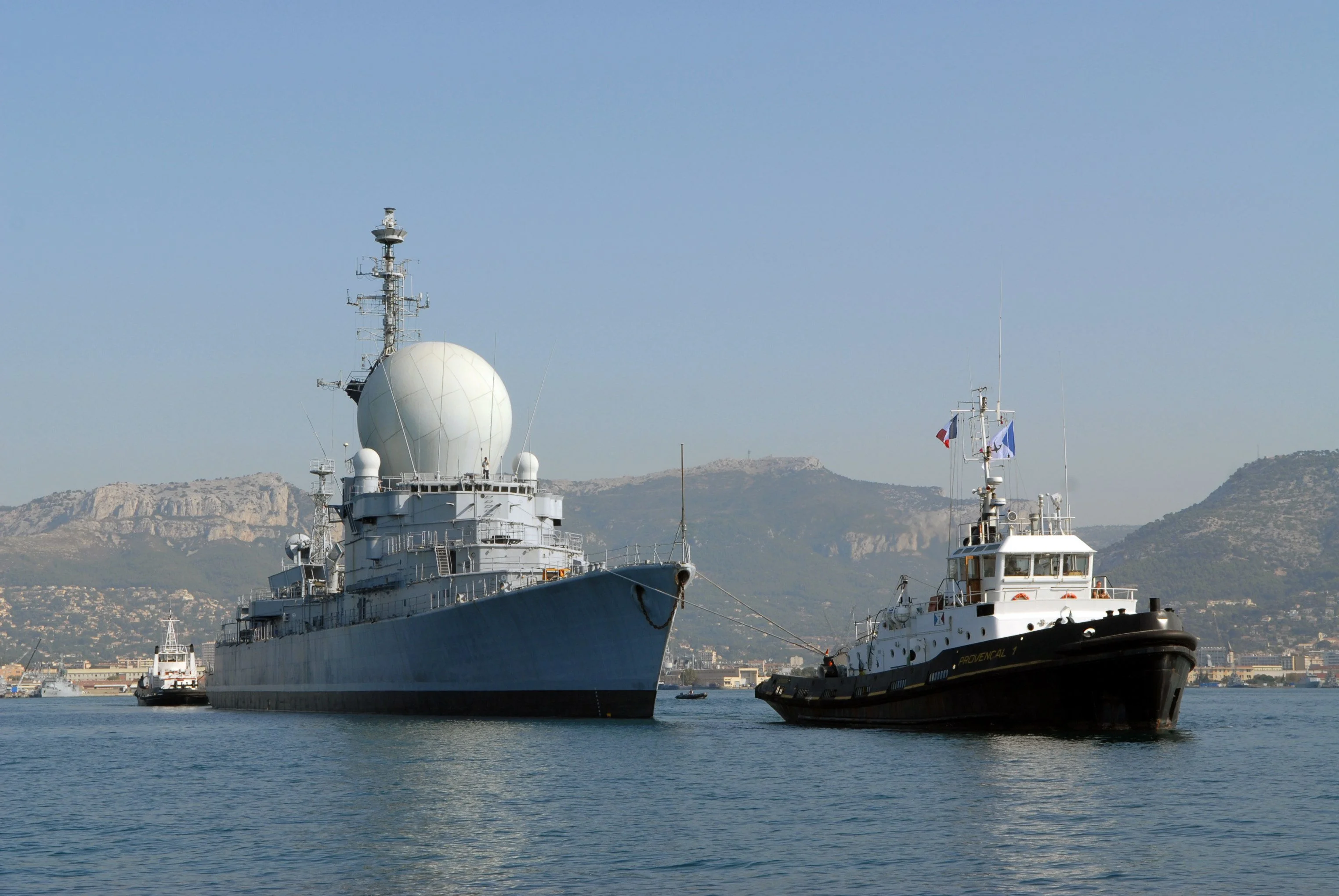 Mise en place de la coque de l’ex-Duquesne pour protéger St-Mandrier
