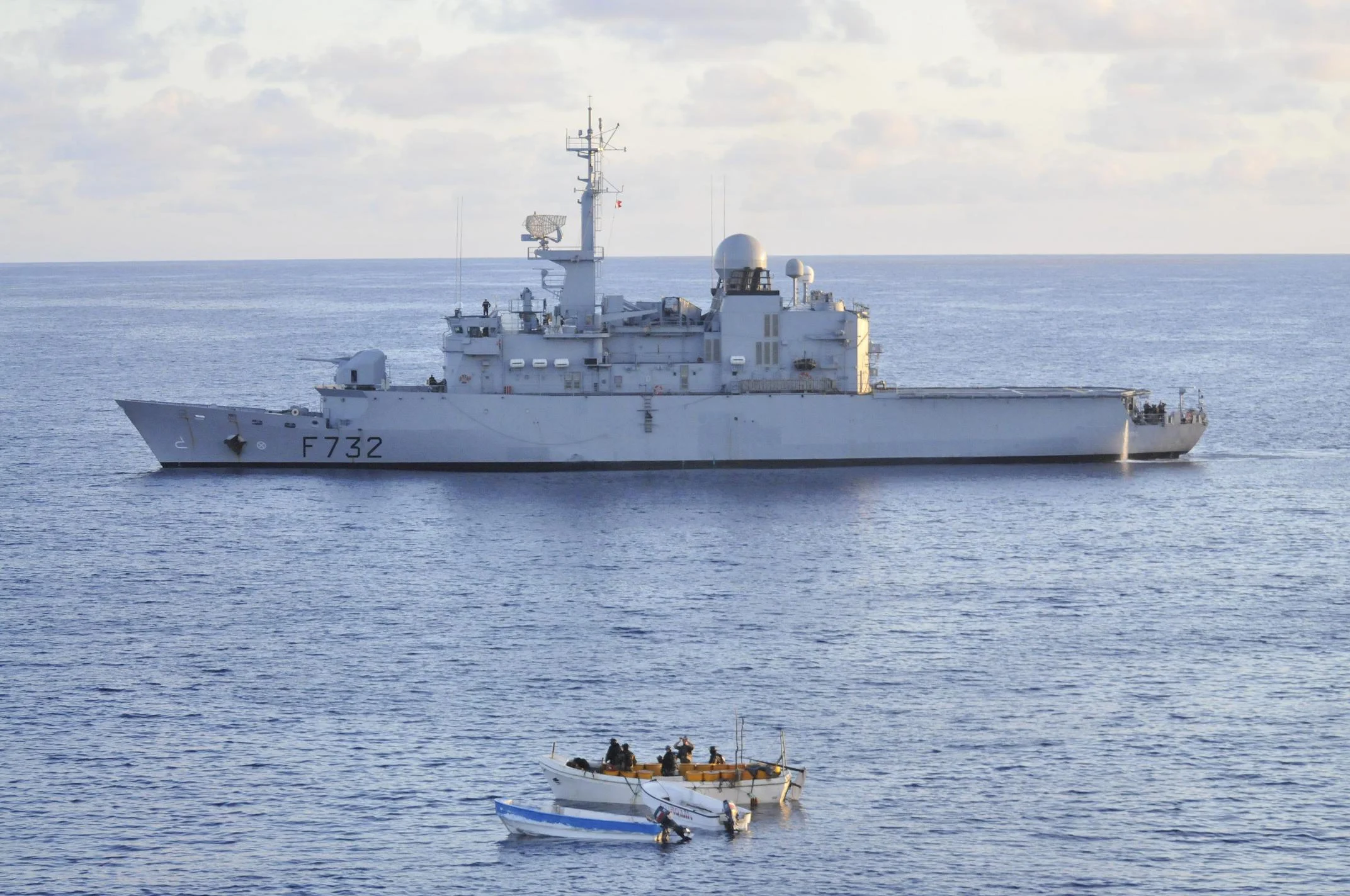 Les skiffs pirates devant la frégate Nivôse