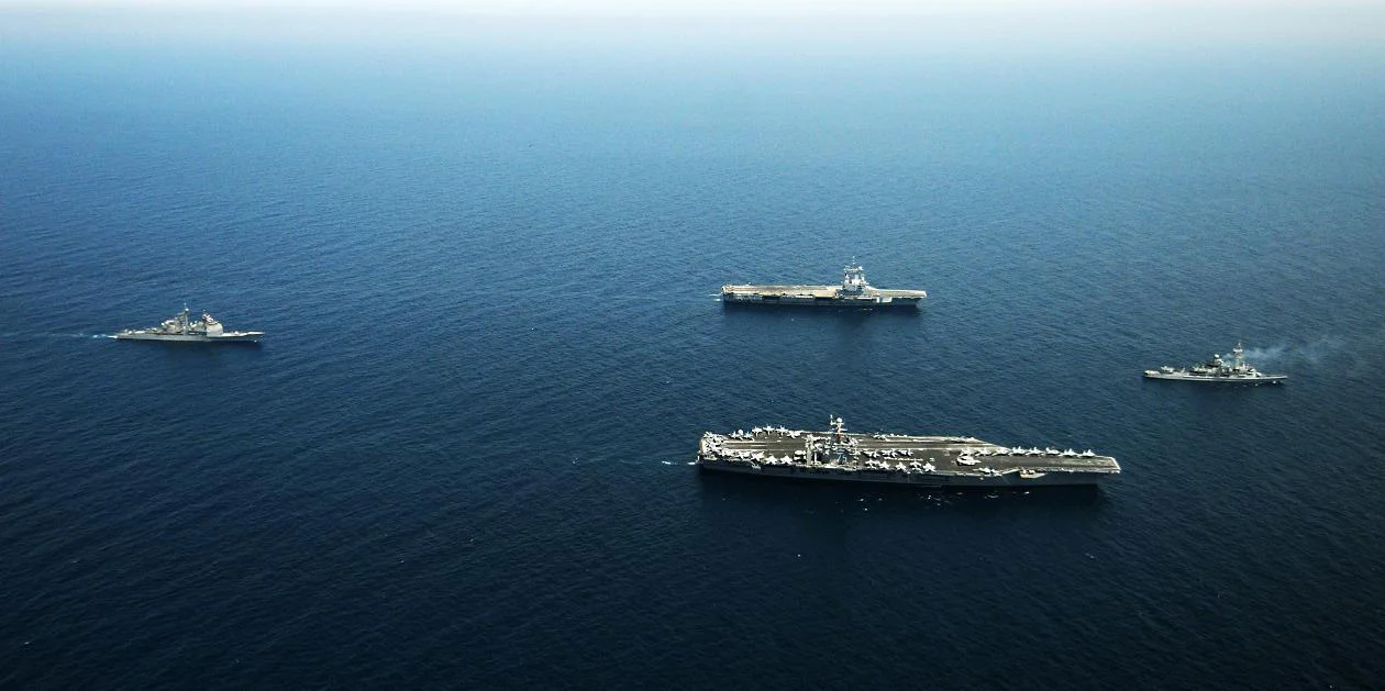 Le Cassard et le Charles De Gaulle naviguent en formation avec l'USS Harry S. Truman et le croiseur USS Normandy