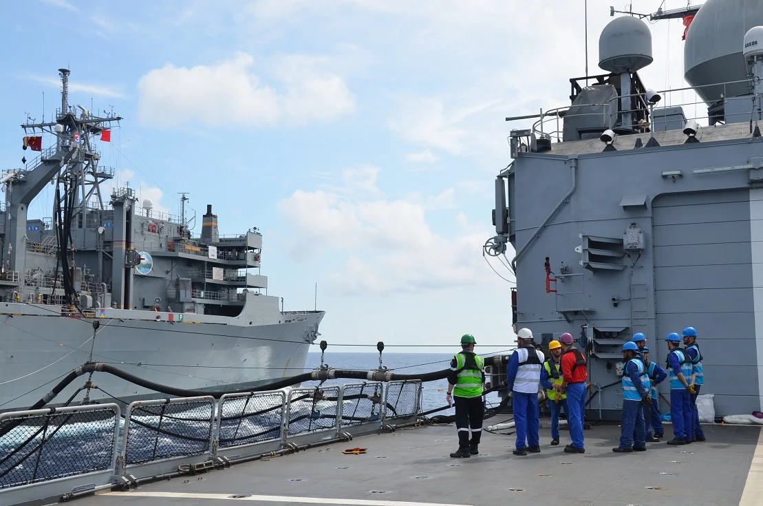 La frégate Vendémiaire effectue un ravitaillement à la mer auprès de l’USNS Rainier