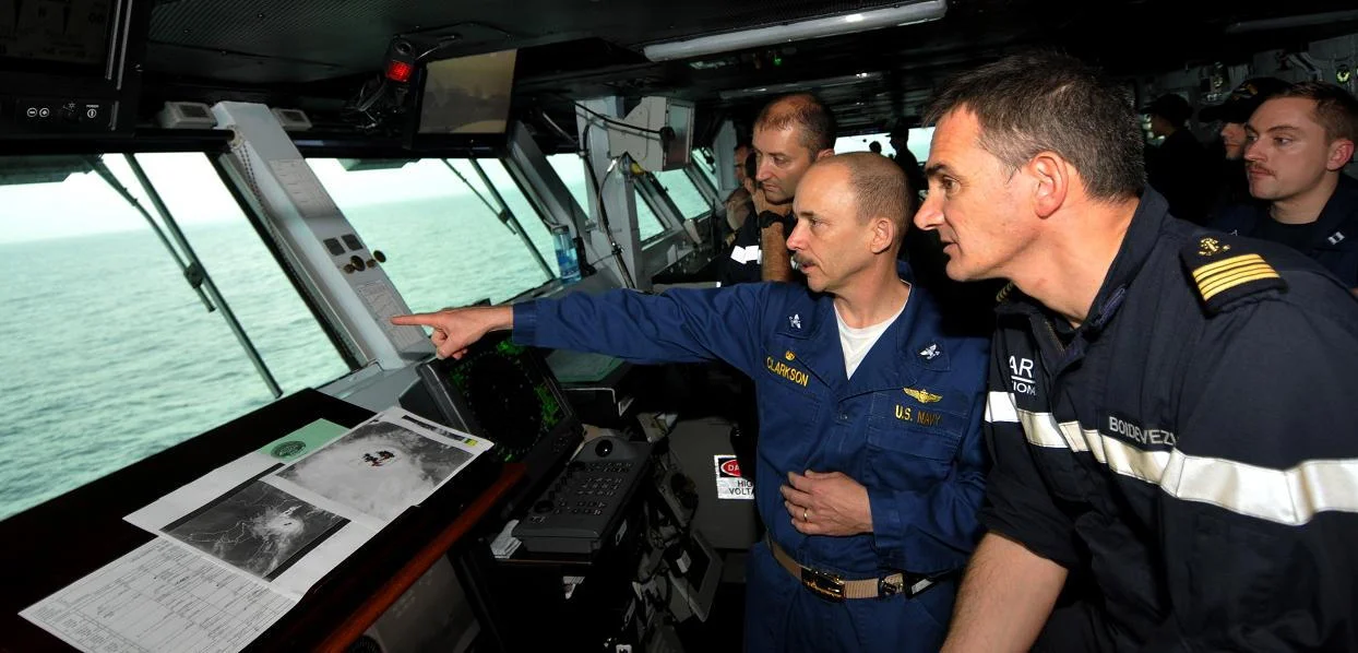 Le capitaine de vaisseau Gilles Boidevezi, commandant du Jean Bart, et le Capt. Joe Clarkson, commandant du porte-avions USS Harry S. Truman