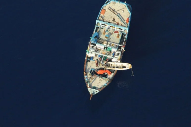 Les pirates mettent le skiff à l'eau