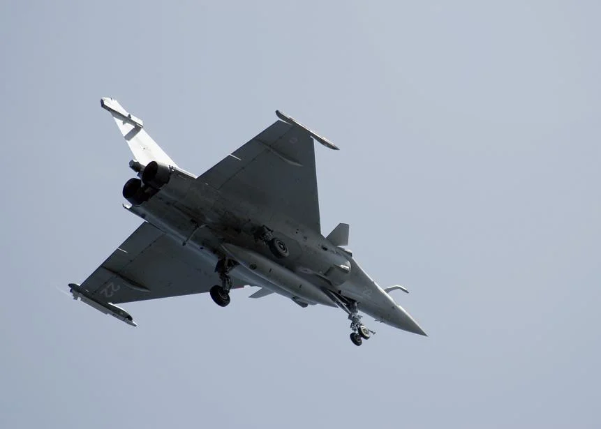 Un Rafale français survole le Theodore Roosevelt