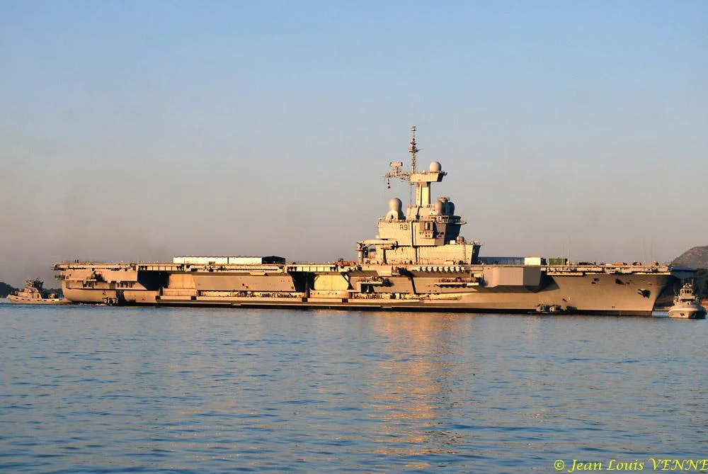 Le Charles de Gaulle sort du bassin