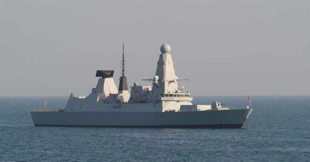 La frégate britannique HMS Defender intégrée au groupe aéronaval