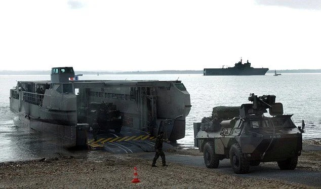 Des troupes françaises débarquent en Grande-Bretagne pour la première fois depuis 216 ans