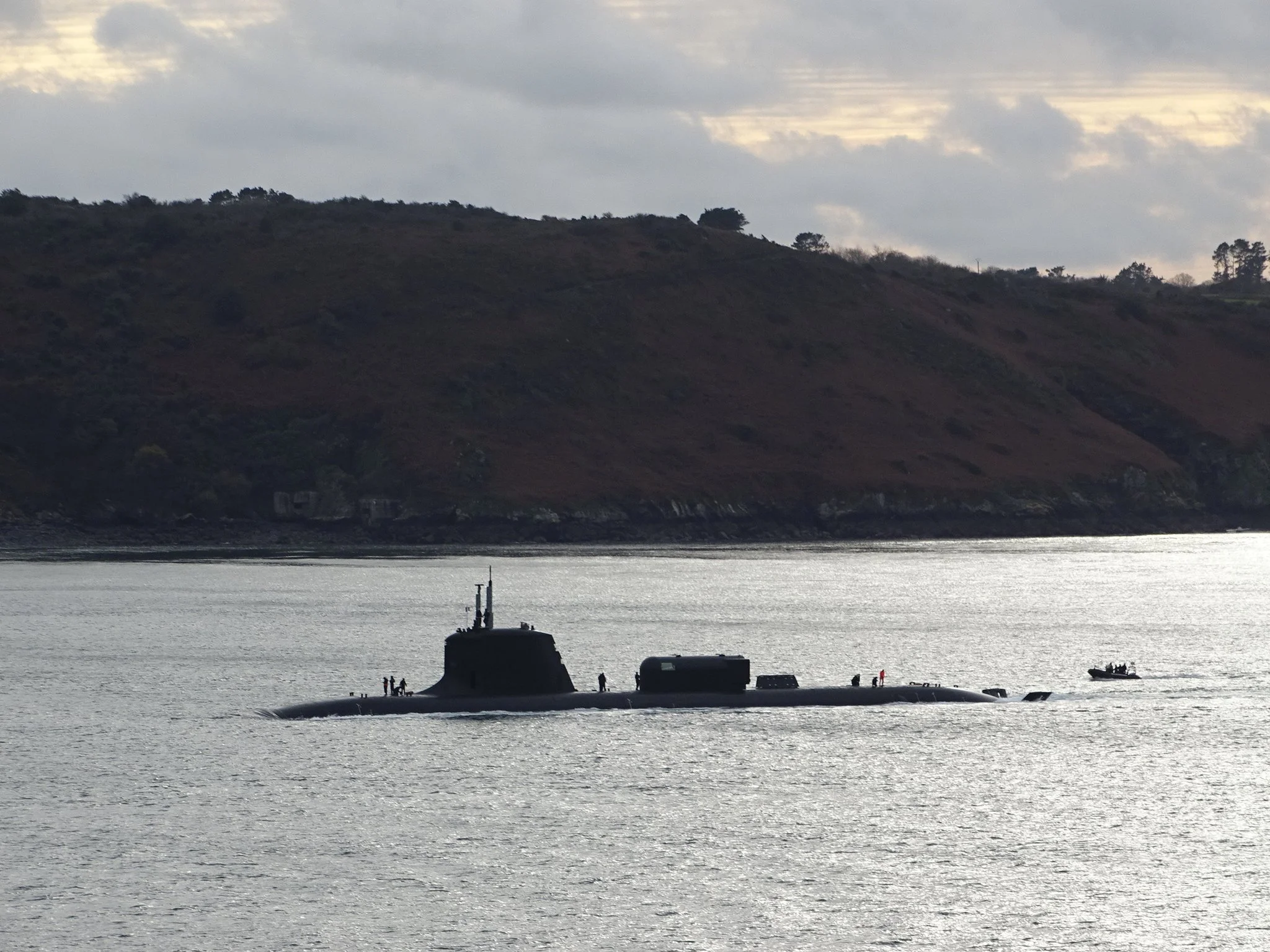 Le sous-marin Suffren appareille de Brest avec un dry deck shelter (DDS) sur le pont