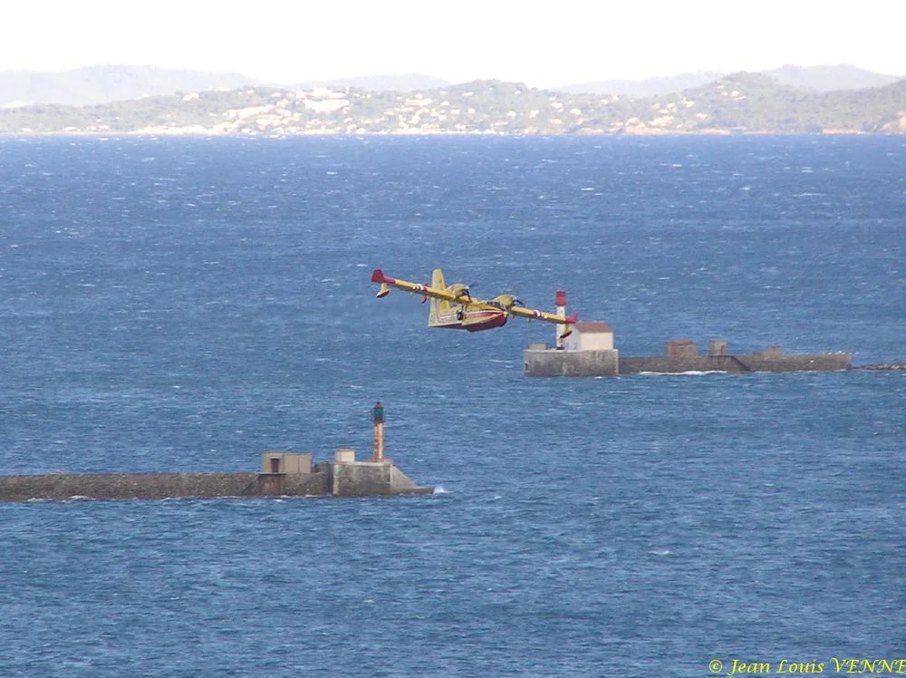 Les Canadairs interviennent au-dessus de Saint Mandrier