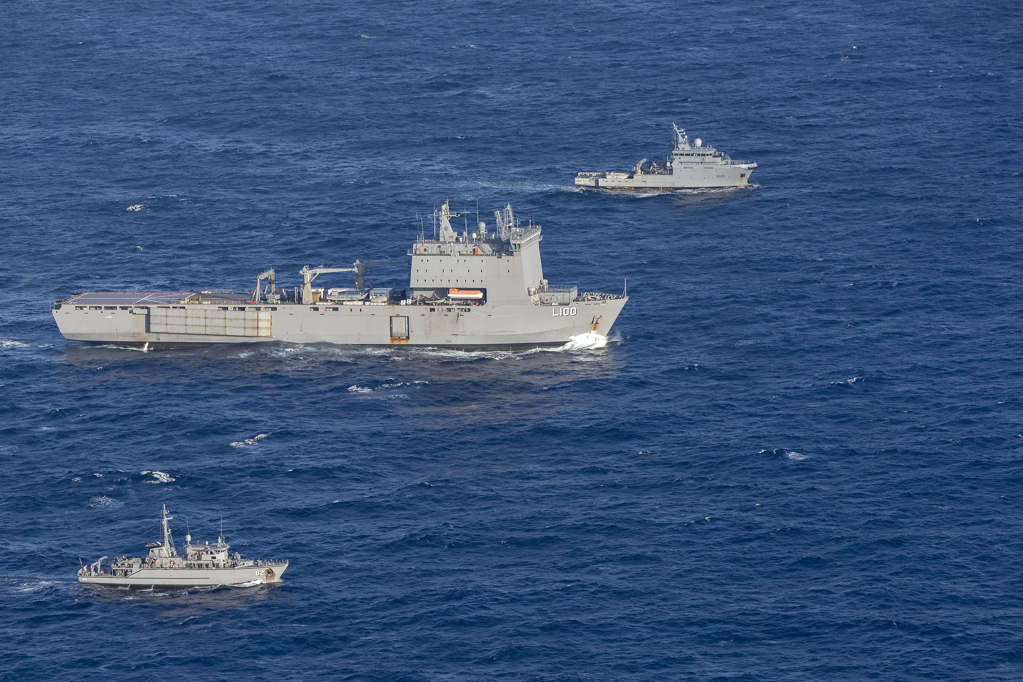 Le BSAOM D’Entrecasteaux, le navire de débarquement HMAS Choules et le chasseur de mine HMAS Huon