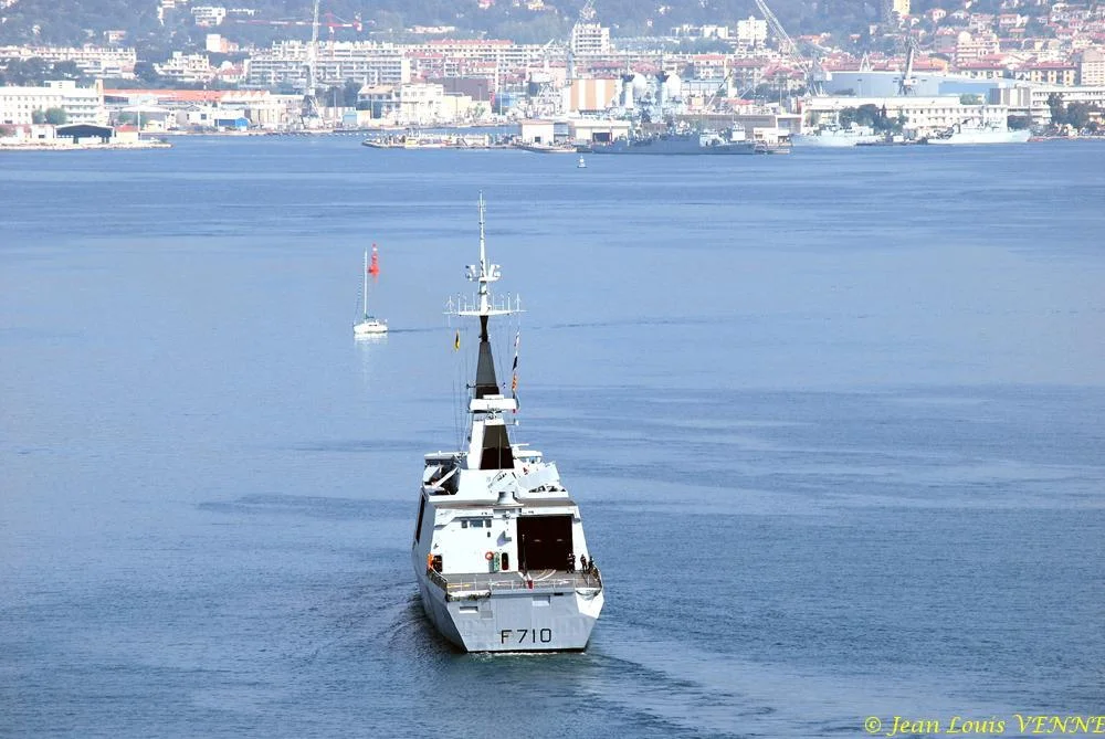 la frégate Lafayette effectue des boucles magnétiques