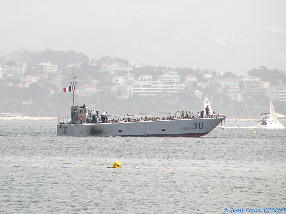 Le CTM arborant la marque de l'amiral