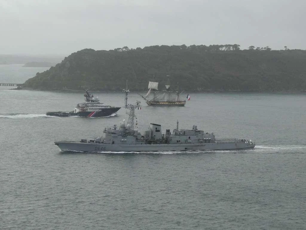 L'Hermione échange un salut avec la frégate anti-sous-marine Latouche-Tréville