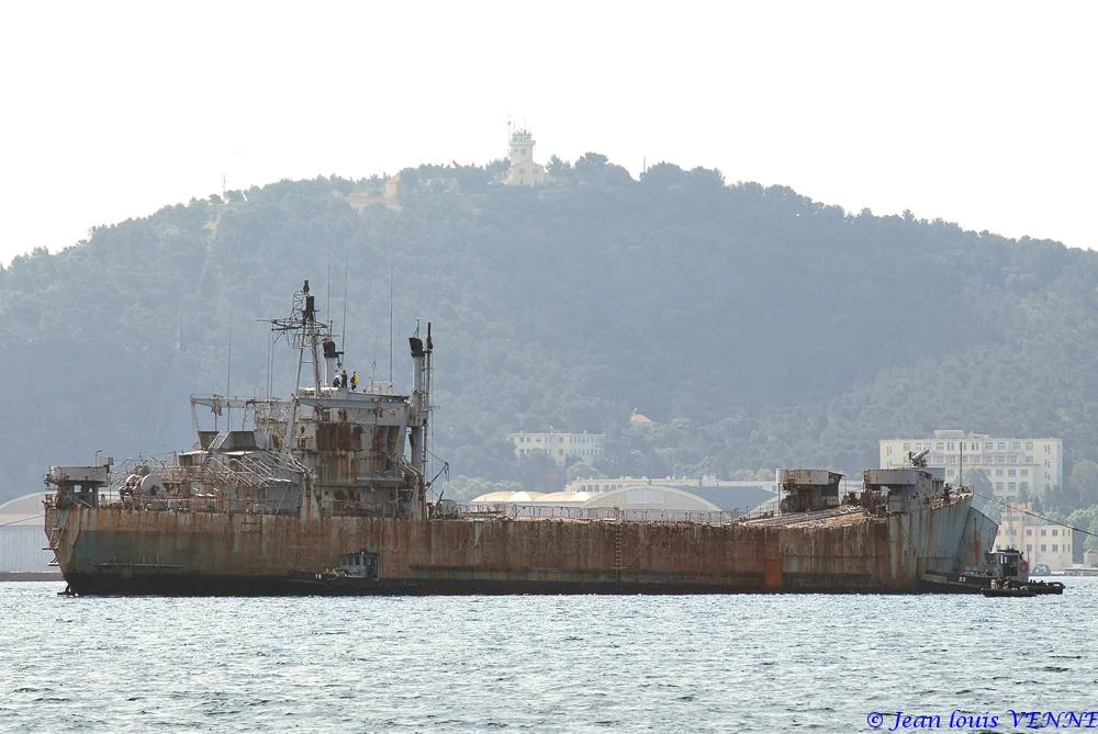 La coque de l’ex-Argens transférée à la base navale de Toulon