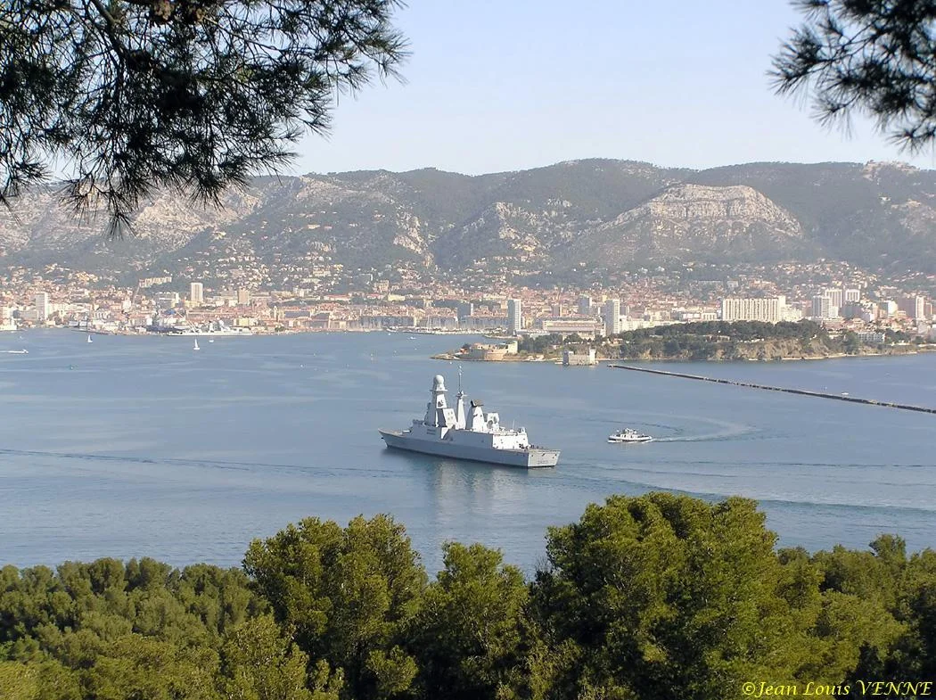Le Forbin rentre au port