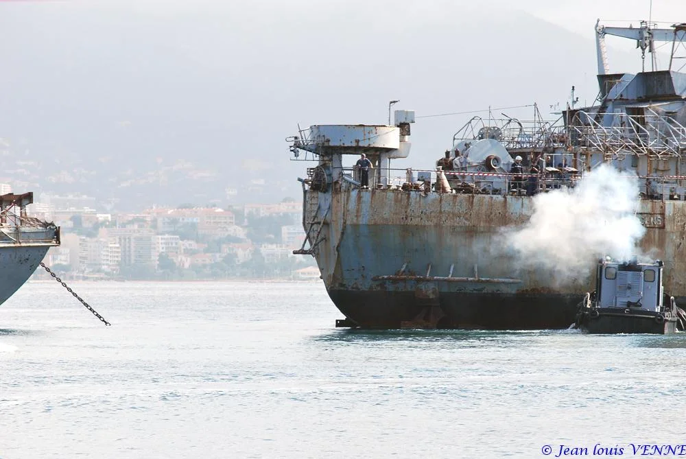 La coque de l’ex-Argens transférée à la base navale de Toulon