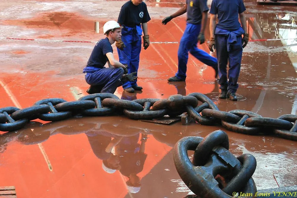 Le Charles de Gaulle ré-embarque ses lignes de mouillage