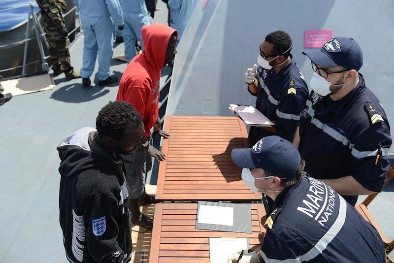 Accueil et enregistrement des naufragés