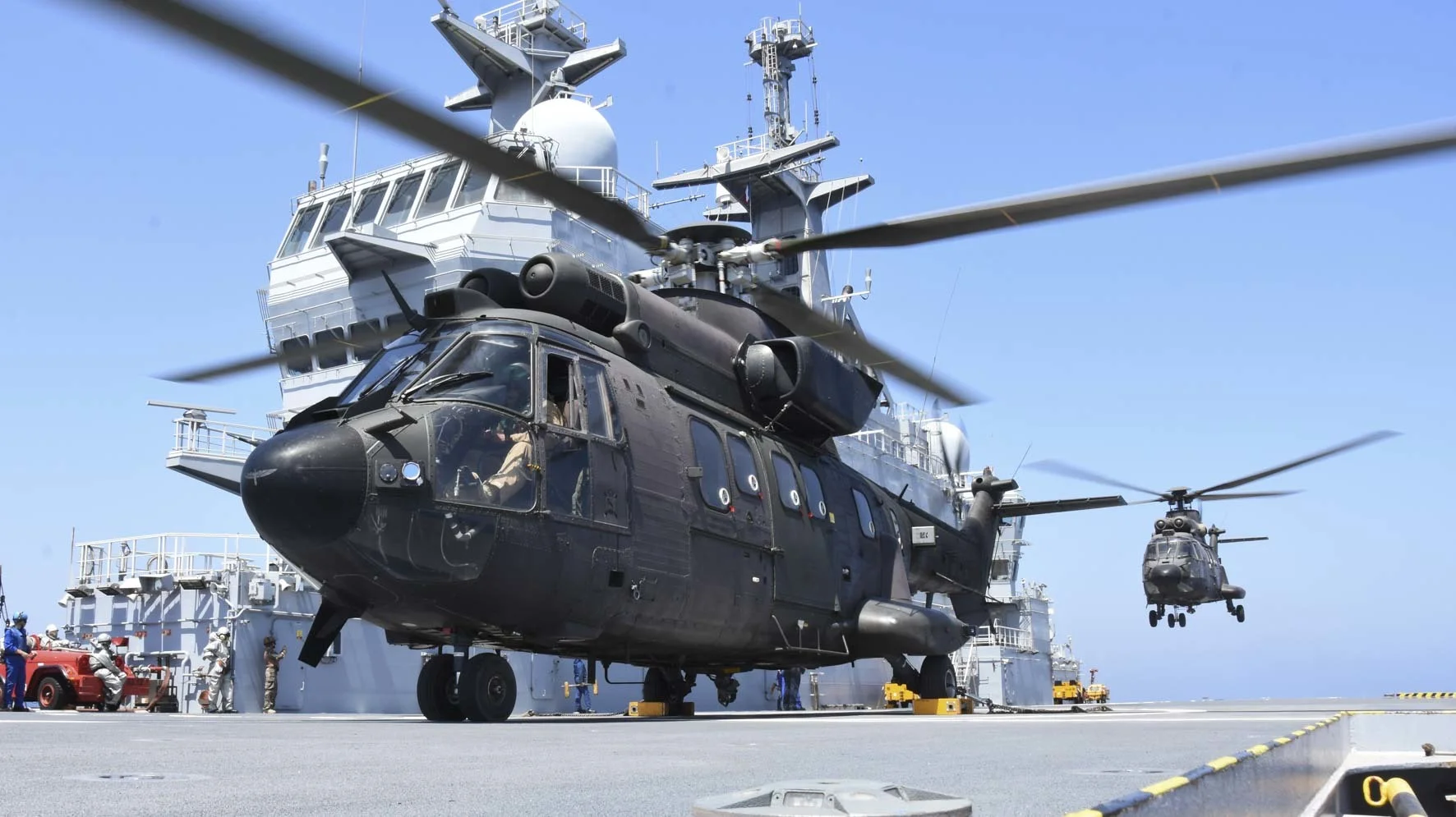 Deux Cougar espagnols se posent sur le BPC Dixmude