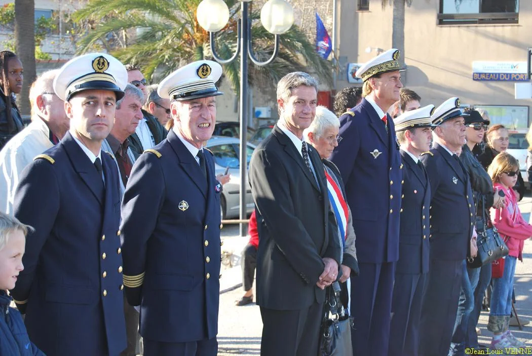 Les autorités assistant à la cérémonie