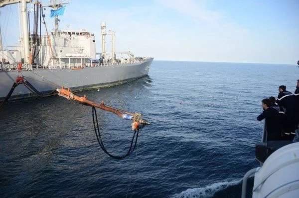 L’aviso Cdt L’Herminier se ravitaille en mer