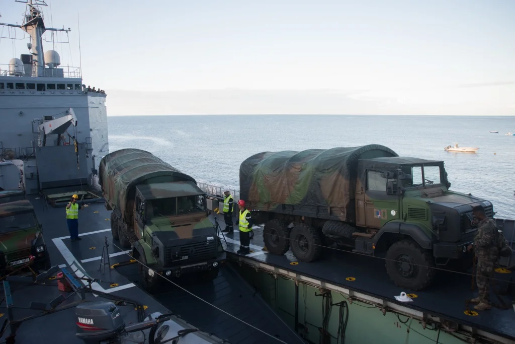 Les camions se préparent à débarquer