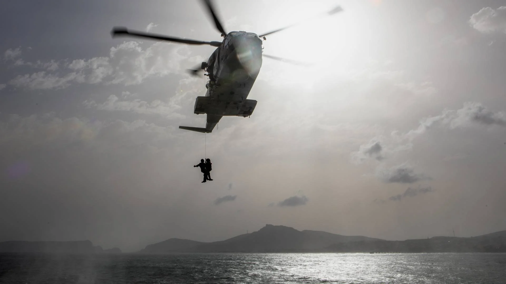 Un hélicoptère portugais hélitreuille deux officiers de marine sur le sous-marin Le Tourville