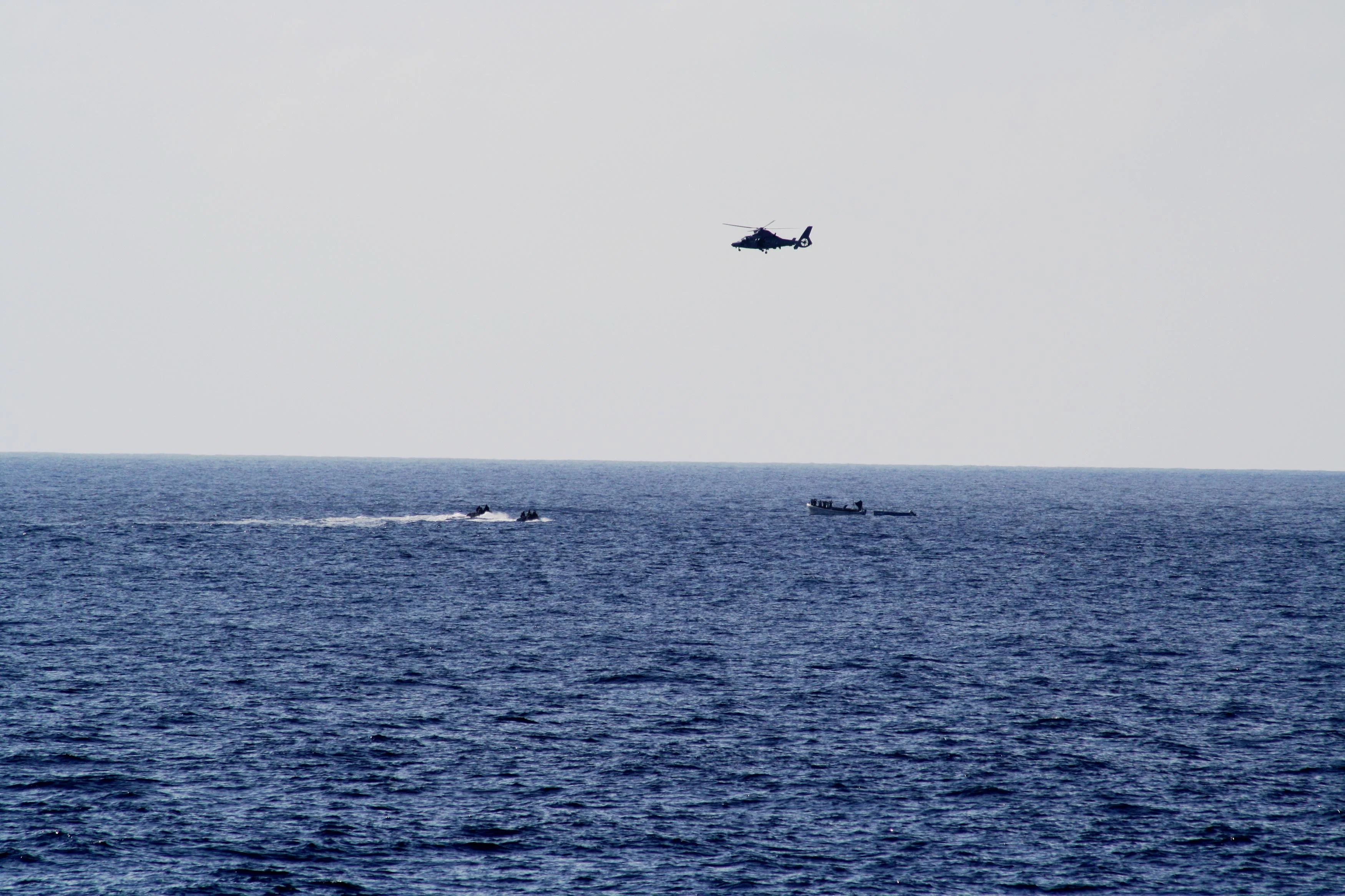 Assaut donné par l'hélicoptère et la brigade de protection