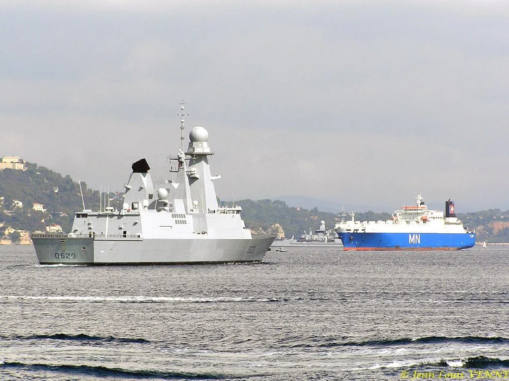 Le Forbin appareille de Toulon