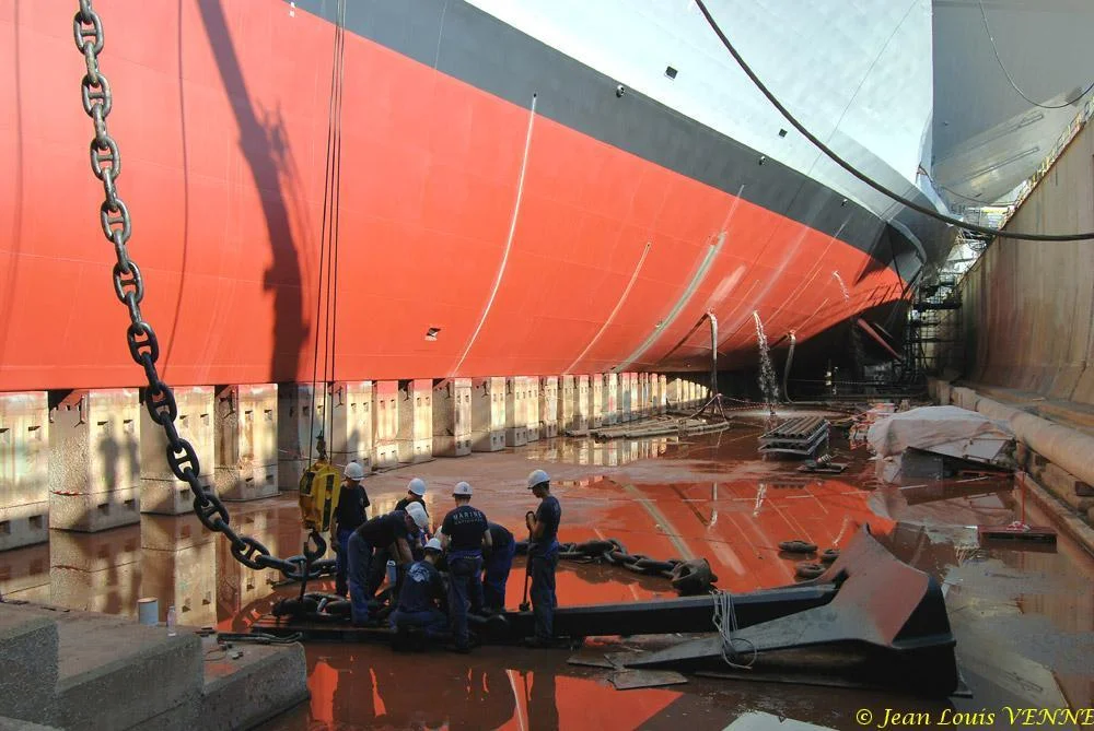 Le Charles de Gaulle ré-embarque ses lignes de mouillage