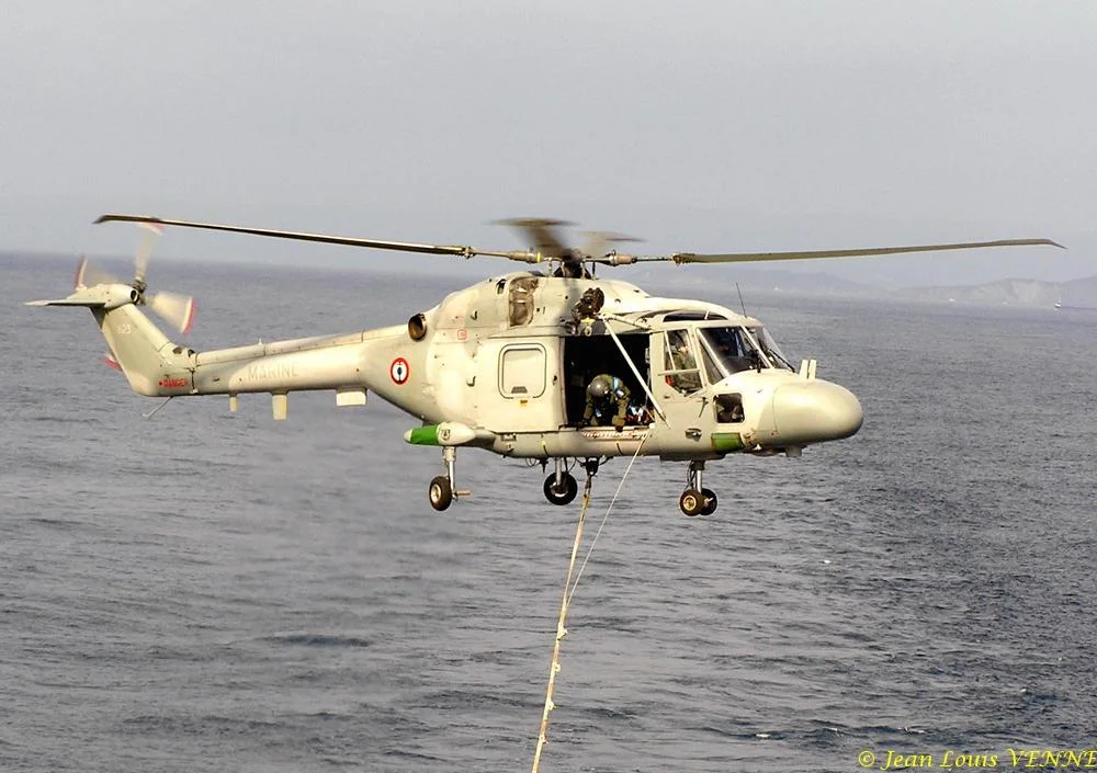 Hélitreuillage d'un train d'atterrissage de Rafale vers le Charles de Gaulle