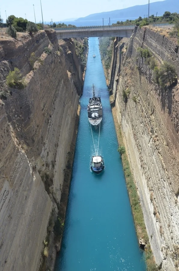 Le patrouilleur de haute mer Enseigne de vaisseau Jacoubet franchit le canal de Corinthe