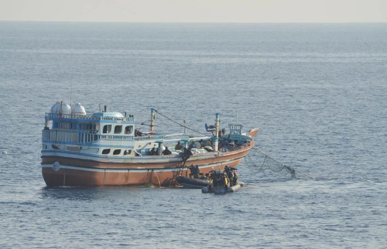 L'équipe de visite de la frégate Nivôse s'apprête à inspecter un dhow