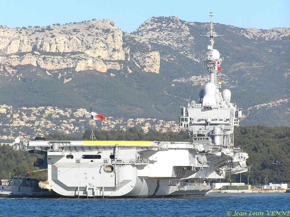 Le Charles de Gaulle appareille pour des essais aviation