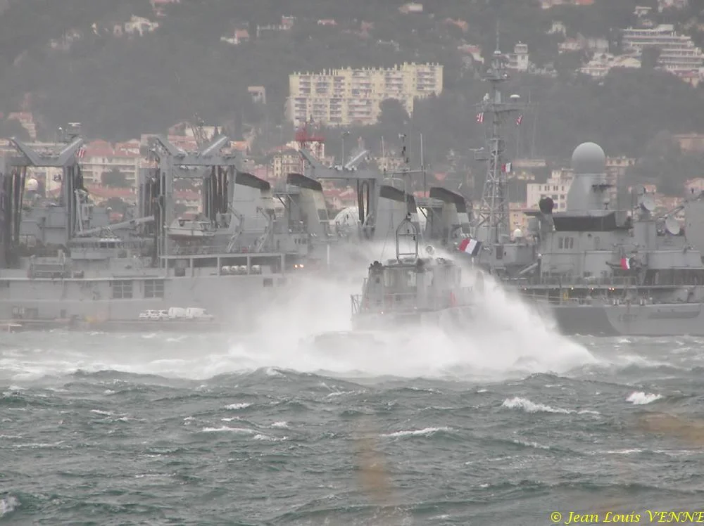 Un remorqueur dans la tempête